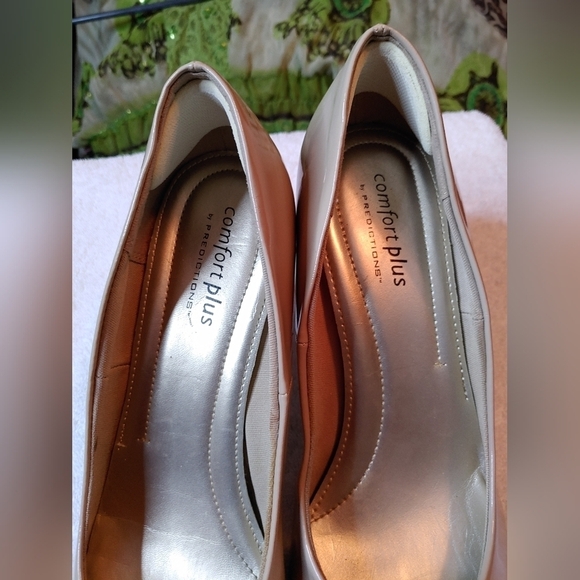 ***SOLD*** COMFORTPLUS/PREDICTIONS TAN PATENT LEATHER SHOES PUMPS SIZE 12 - Picture 3 of 6